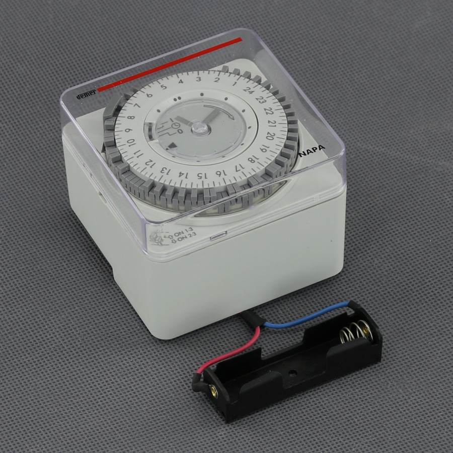 EH14 - spínací hodiny 12-230 V, 3500 W, mechanické, denní