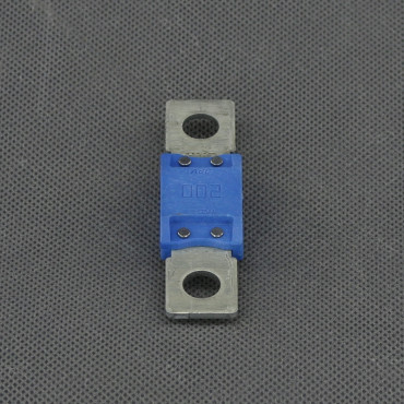 SI636-pojistka-plocha-megaval-200-a-roztec-50-8-mm-modra-prava-strana