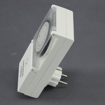 EH07 - spínací hodiny 230 V, 3500 W, mechanické, do zásuvky, IP44