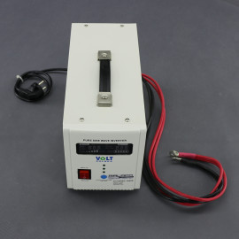 ZZ24 - záložní zdroj 230 V, 700 W pro aku 12 V, AVR, na plochu